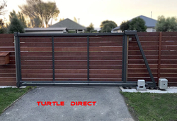 Sliding gate with DC mmotor